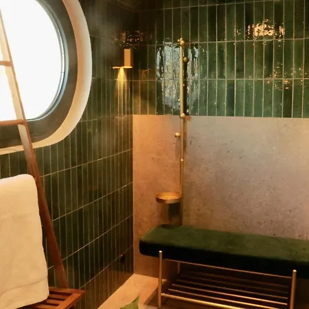 Chambre Deluxe, dans une péniche *